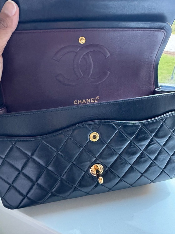 Image 1 of Chanel Medium Classic Flap Bag, 24 Karat vergoldet, schwarz