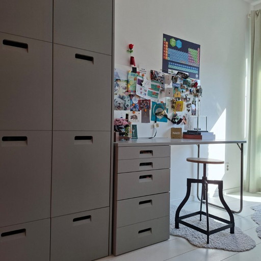 Complete en zeer nette VT Wonen Junior collectie slaapkamermeubels (kledingkast, bureau, kruk en lage kast)