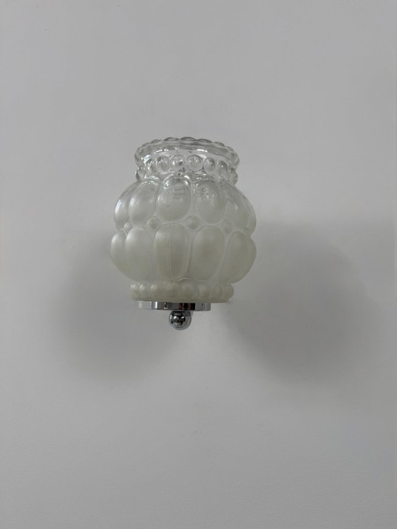 Image 1 of Een paar vintage wandlampen van verchroomd metaal met bubbelglas, Frankrijk, 1950.