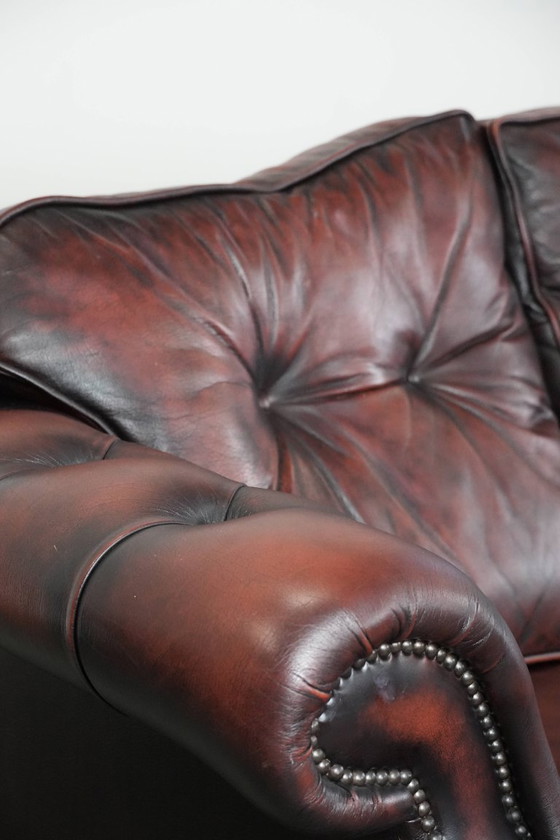 Image 1 of Rotes 2,5-Sitzer-Chesterfield-Sofa auf Rollen im englischen Stil