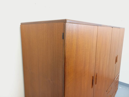Armadio vintage in teak scandinavo degli anni '60