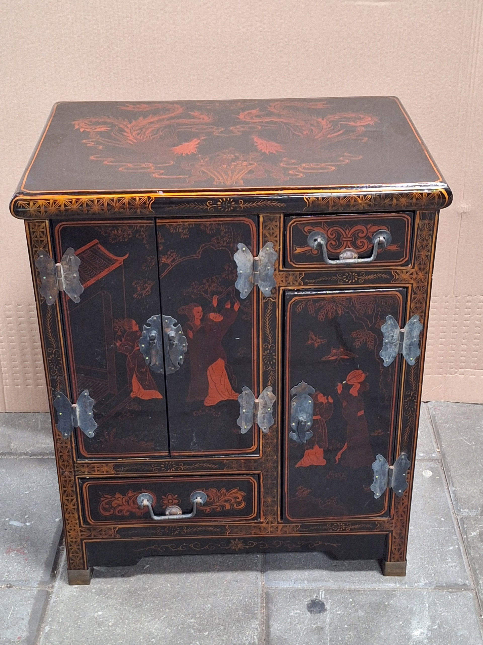 Vintage Chinese Lacquer Cabinet | €140 | Whoppah
