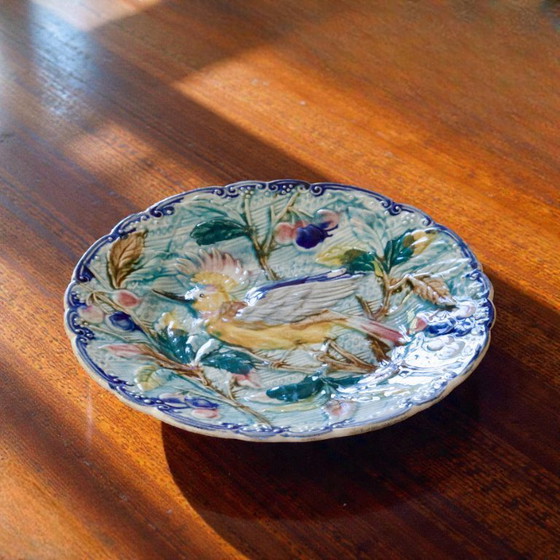Image 1 of Antiek vogelbord uit de 19e eeuw, vervaardigd van Wasmuël-aardewerk.