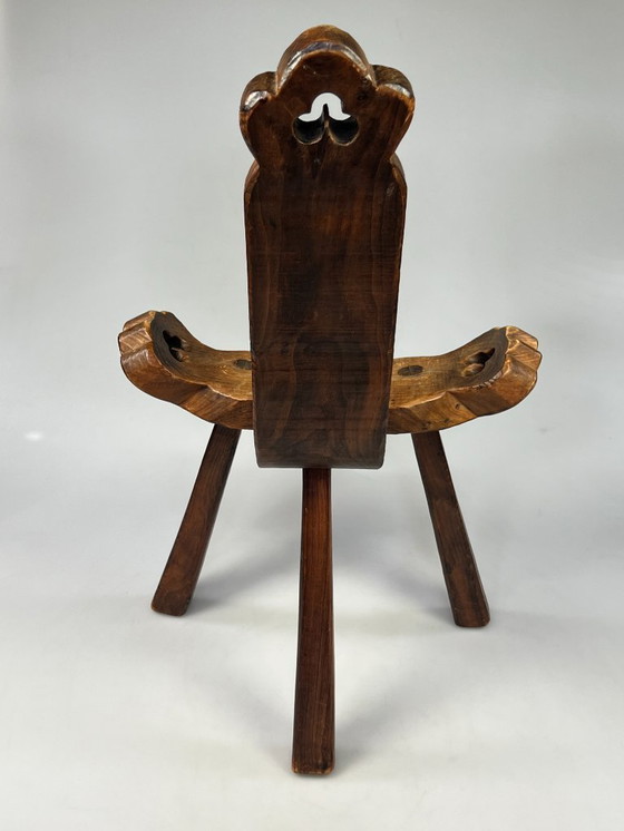 Image 1 of Antico sgabello / sedia spagnola a treppiede. Brutalista