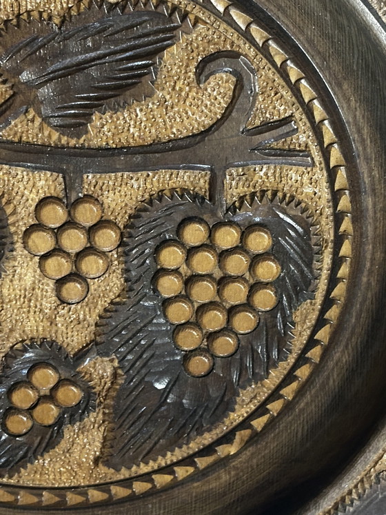 Geschnitzter Obstkorb aus Holz – Tischdekoration mit Weintrauben, 1960er Jahre (photo 3 of 12)