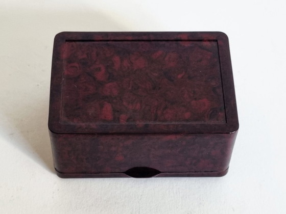 Image 1 of Portapillole/mini scatola in bachelite – bambini che cavalcano un coniglio – Art Deco in marmo rosso e nero