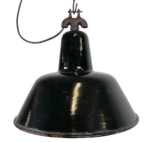 Industriële zwarte emaille fabriekslamp met gietijzeren bovenkant, jaren 1950