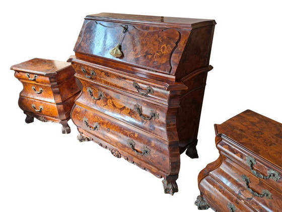 Image 1 of Niederländisches Barock-Triptychon aus den 1920er Jahren – Klappschrank und zwei eingelegte Nachttische
