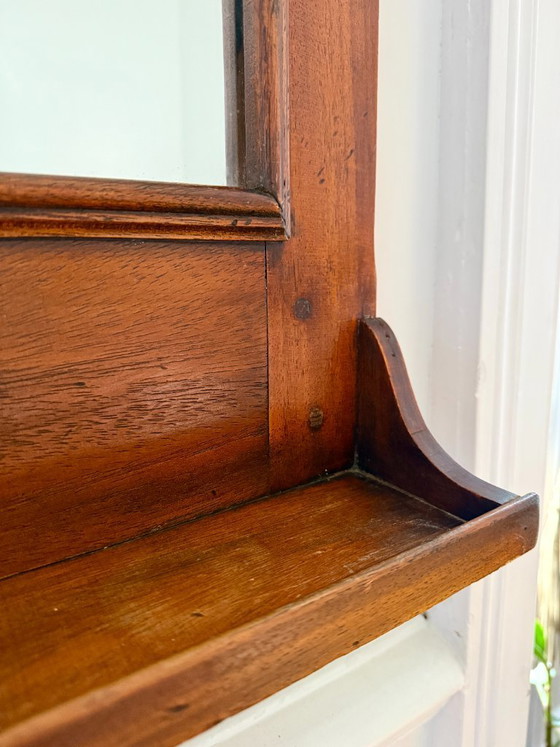 Image 1 of Miroir de toilette ancien en bois – charme classique