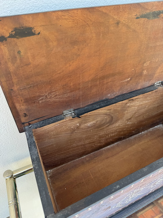 Image 1 of Antico baule orientale con intarsi in madreperla