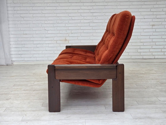Image 1 of Dänisches 3-Sitzer-Sofa aus den 1970er Jahren, orange/roter Möbelvelours, Eichenholz.