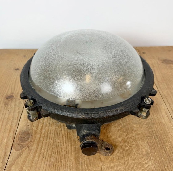 Zwarte industriële gietijzeren wand- of plafondlamp van Elektrosvit, jaren 60. – Wandlampen, Glass, Cast Iron (photo 5 of 14)