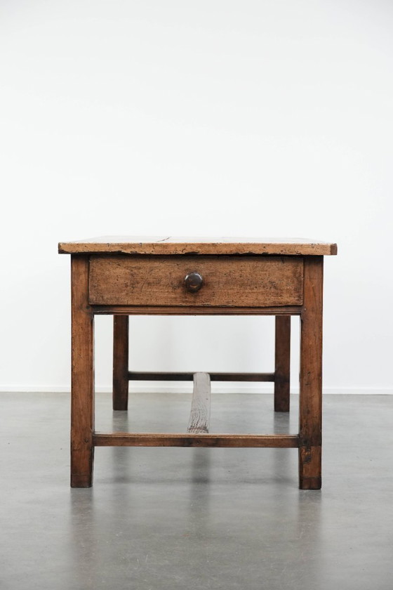 Image 1 of Table de salle à manger de ferme française ancienne et robuste, avec trois tiroirs, datant du XVIIIe siècle.