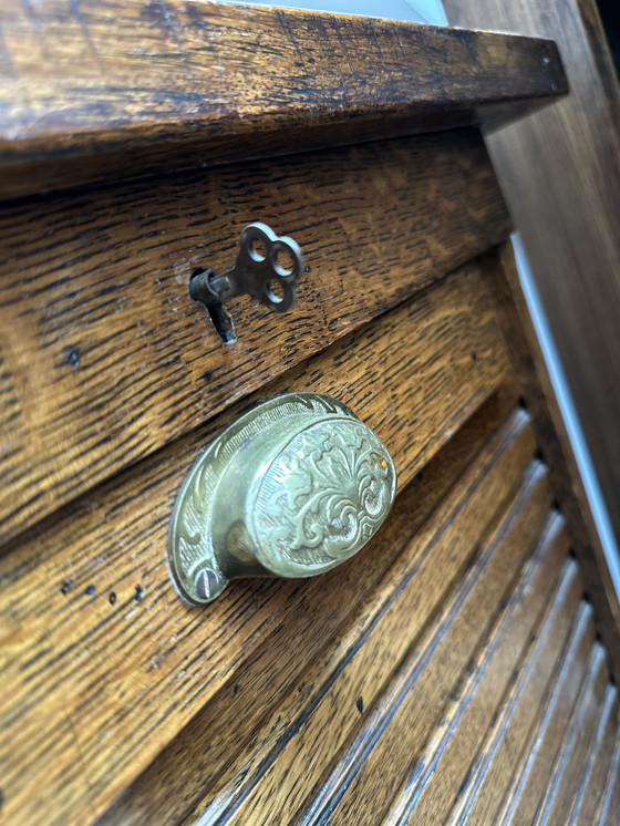 Image 1 of Antico mobiletto a serrandina in rovere con chiave – Mobiletto portadocumenti Art Déco ca. 1920