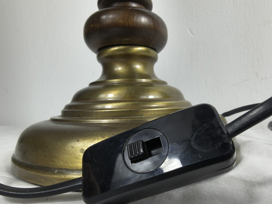 Image 1 of Lampada da tavolo vintage in ottone con paralume in vetro opalino e braccio decorativo classico