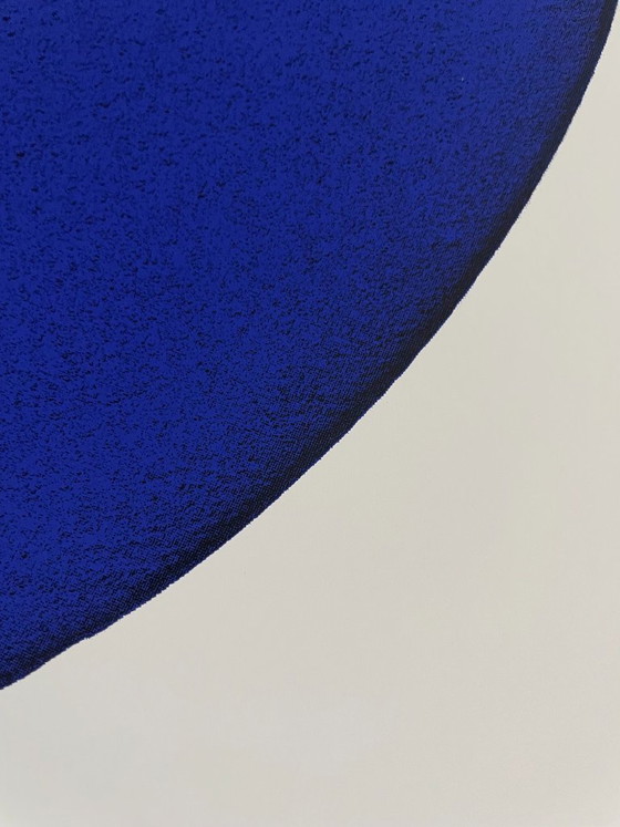 Image 1 of Yves Klein (1928-1962), Disque Bleu, IKB 54, 1957, copyright VG Bild-Kunst, Bonn 1997, gedrukt in Duitsland.