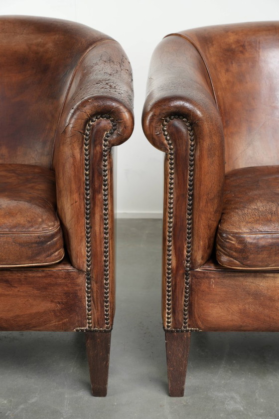 Image 1 of 2 fauteuils club vintage en peau de mouton, au look superbe et à l'assise confortable.