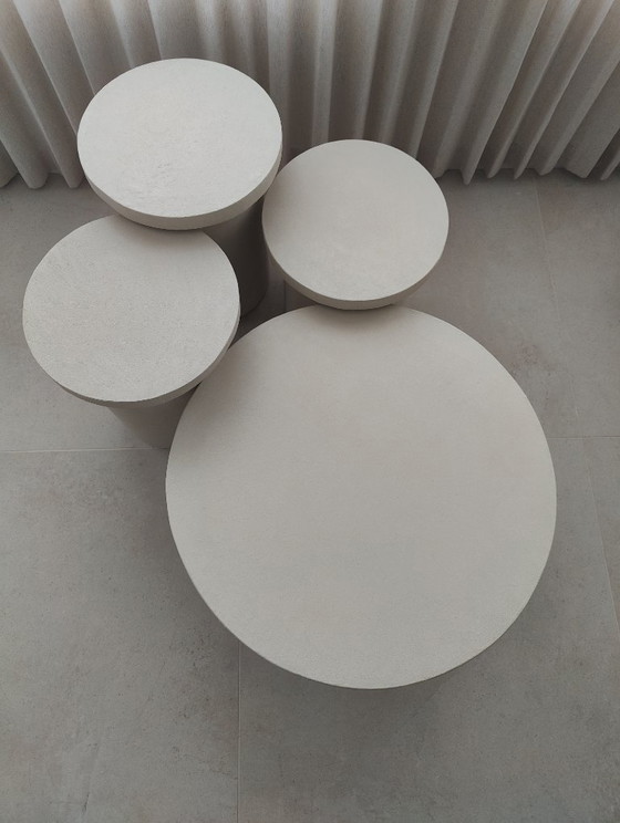 Image 1 of Juego de mesa de centro escultórica artesanal (4 piezas) – Cal mineral y hormigón ciré – Japandi / Wabi-Sabi
