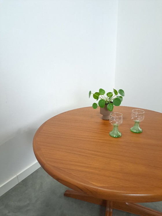 Image 1 of Table de salle à manger ronde en teck à rallonge design danois