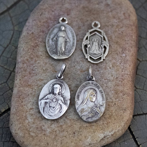 Set van 4 antieke religieuze hangers: katholieke devotionele medaillebedels