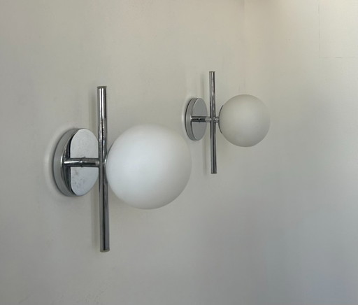 Coppia di applique vintage in cromo e opalina, Francia 1970