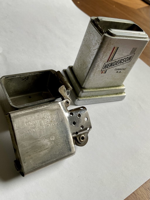 Zippo Barcroft no. 4 tafelaansteker en 2 Zippo replica’s