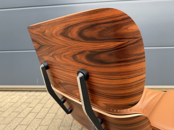 Image 1 of 2 poltrone lounge Vitra Eames XL originali con poggiapiedi, in pregiata pelle color cognac e palissandro Santos, NUOVE!!
