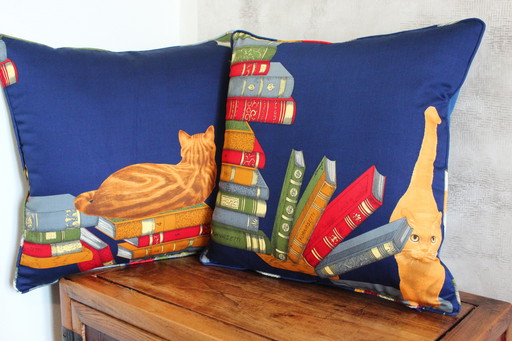Housses de coussin en tissu vintage Fornasetti Chats sur livres couleurs bleues