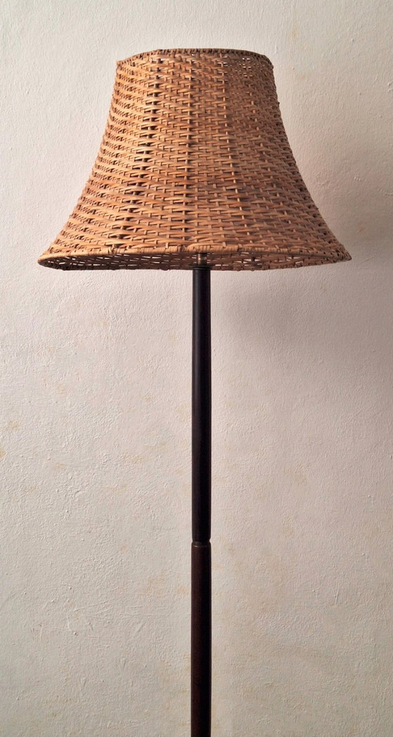 Image 1 of Lámpara de pie de palisandro de mediados de siglo con pantalla de ratán, Suecia, década de 1960.