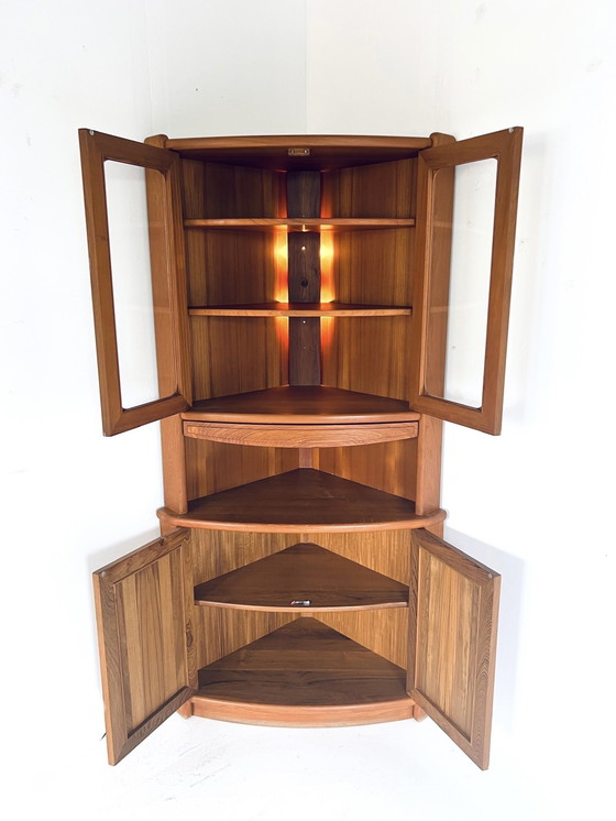 Image 1 of Vitrine d'angle vintage danoise en teck, Dyrlund '70s