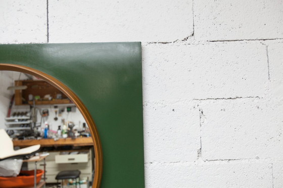 Image 1 of Espejo de pared redondo inusual, 60 cm, borde de teca sobre un tablero rectangular verde, años 60