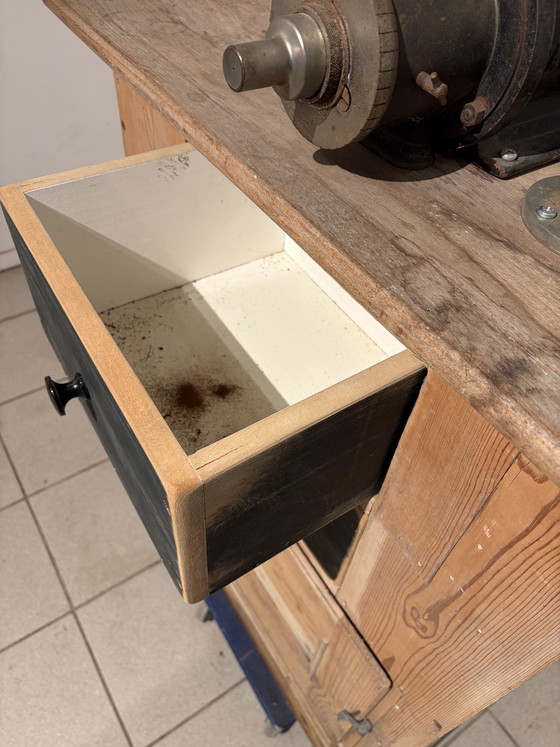 Image 1 of Raro macinacaffè di grandi dimensioni con grande ruota in ferro e base in pino; i cassetti sono di epoca successiva.