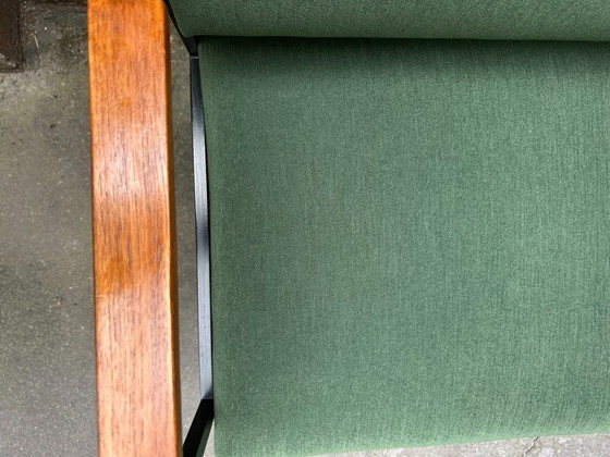 Poltrona Vintage di Carattere con Struttura in Acciaio Nero, Braccioli in Teak e Verde Bosco Intenso (photo 5 of 8)