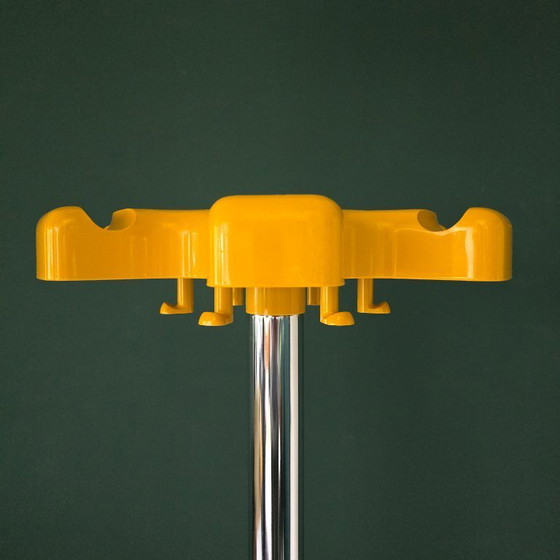 Image 1 of Porte-manteau Velca VIP – conçu par Roberto Lucchi et Paolo Orlandini – Italie, années 1970. Jaune et chromé.