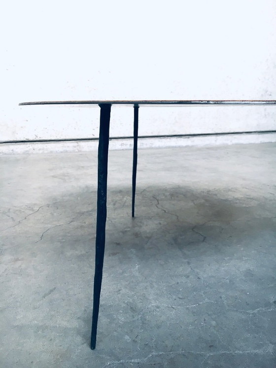 Image 1 of Mesa de centro de diseño moderno, delgada, de metal con tablero chapado en madera.