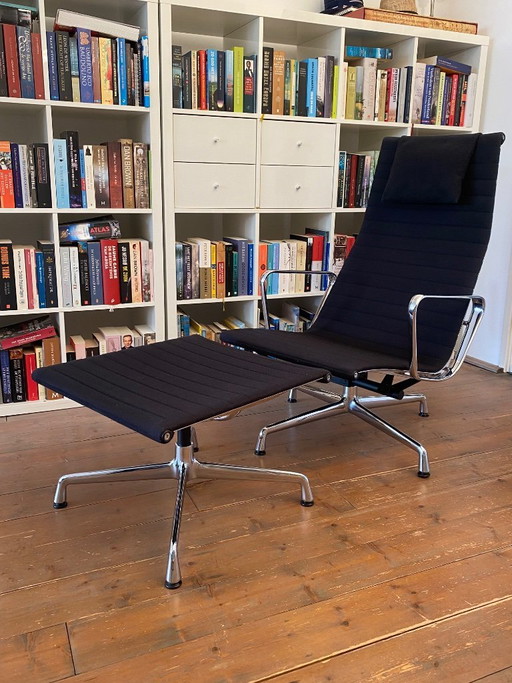 Sillón Vitra EA 124 con reposapiés EA 125 a juego.