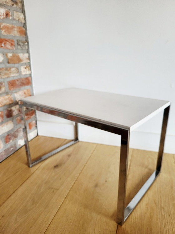 Tavolino vintage o tavolino per piante, struttura cromata e piano bianco. – Tavolini, Mdf, Metal (photo 3 of 5)