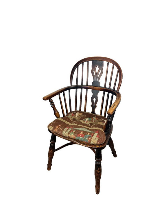 Antique English Oak Windsor Armchair – Bayeux Tapestry Cushion – Textile, Wood (photo 3 of 5)