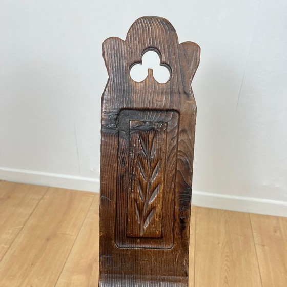 Image 1 of Coppia di sedie basse brutaliste a treppiede in legno massello, metà del XX secolo.