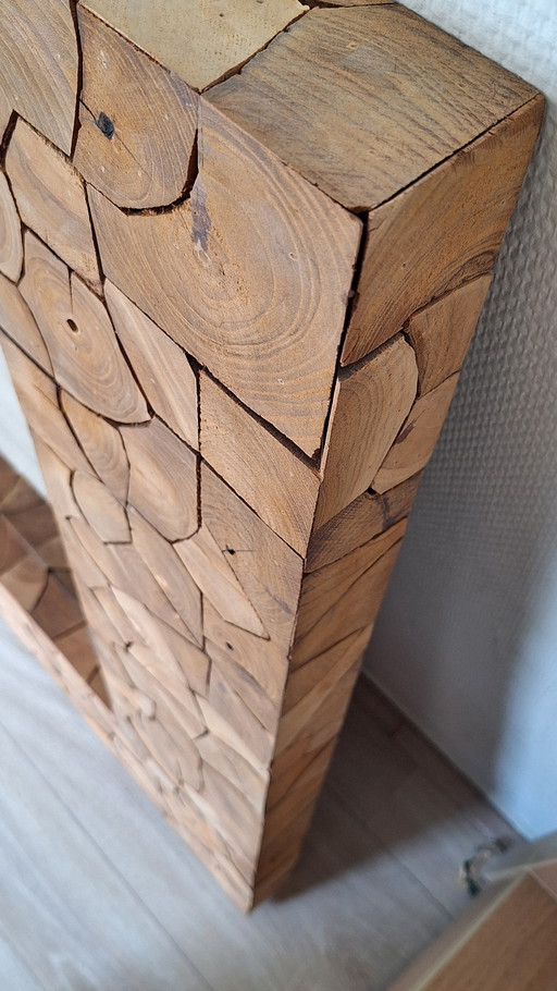 Magnifique grand miroir à vendre avec un cadre unique en bois massif de couleur bois naturel.