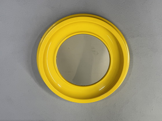 Image 1 of Ronde Gele Spiegel uit de Jaren 70 – in de stijl van Kartell space age 