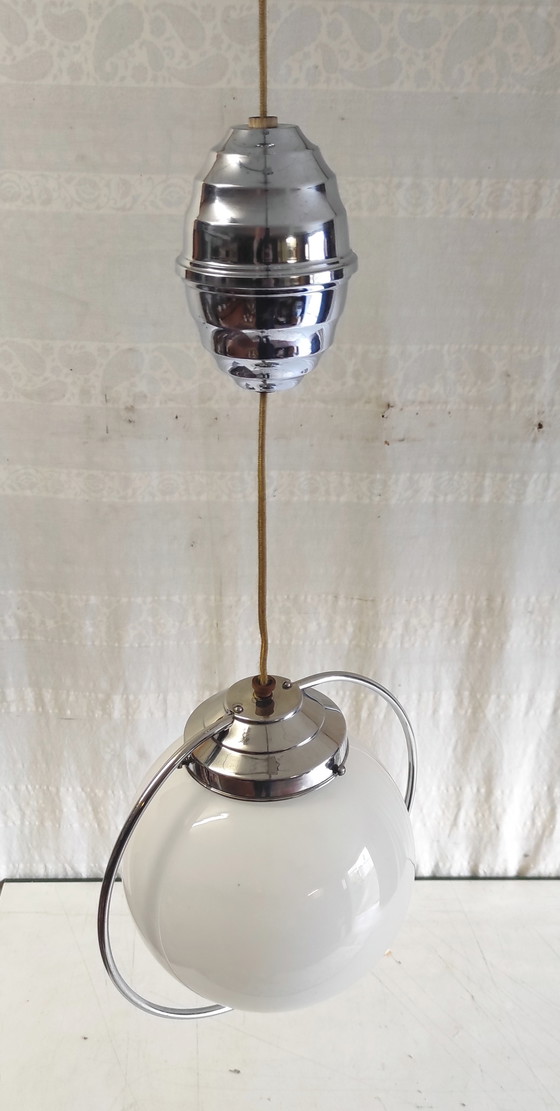 Image 1 of Lampada a sospensione in stile Art Déco in metallo cromato con globo in vetro opalino - metà del XX secolo
