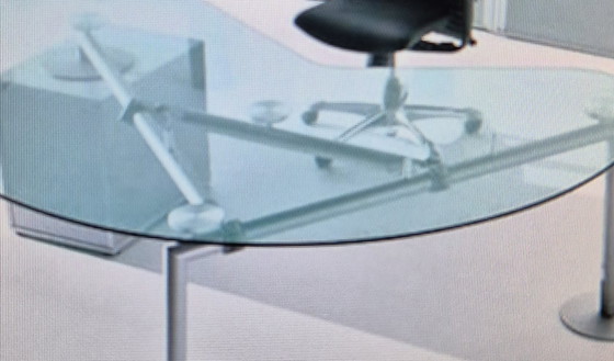 Image 1 of Ultom Isotta, escritorio en forma de riñón de diseño italiano del diseñador Lorenzo Marcolin