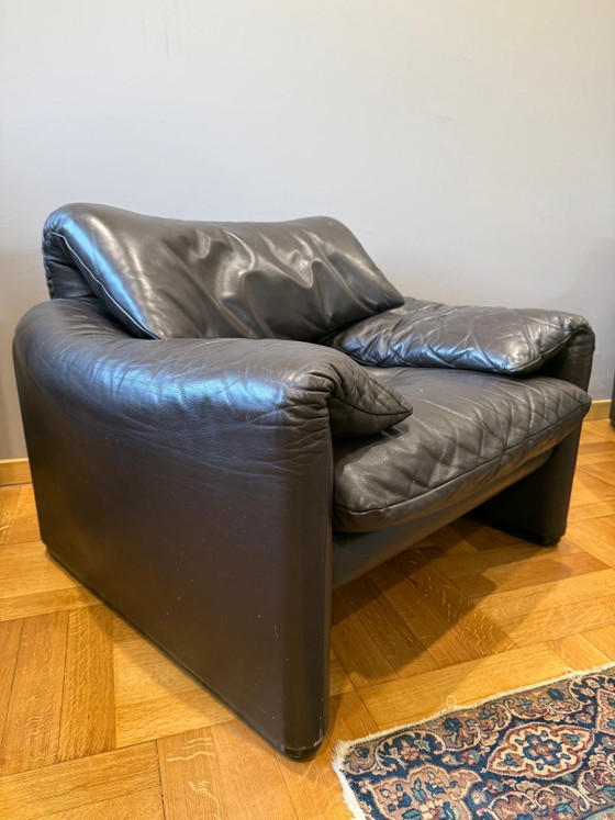Pair of Maralunga Armchairs by Cassina - Designed by Vico Magistretti in Black Leather (photo 6 of 10)