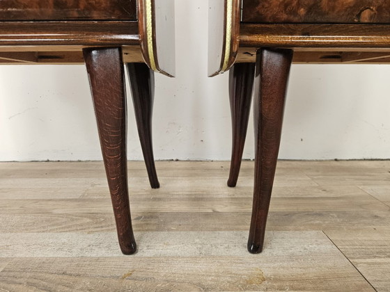 Image 1 of Mesitas de noche de madera de nogal con tapa de cristal doble.