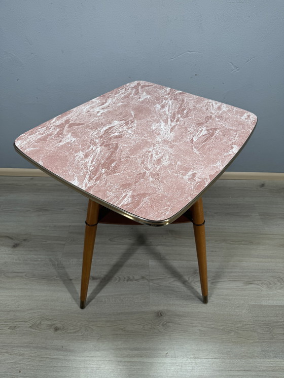 Image 1 of Table d'appoint pivotante vintage – Plateau en formica aspect marbre rose – Style années 50