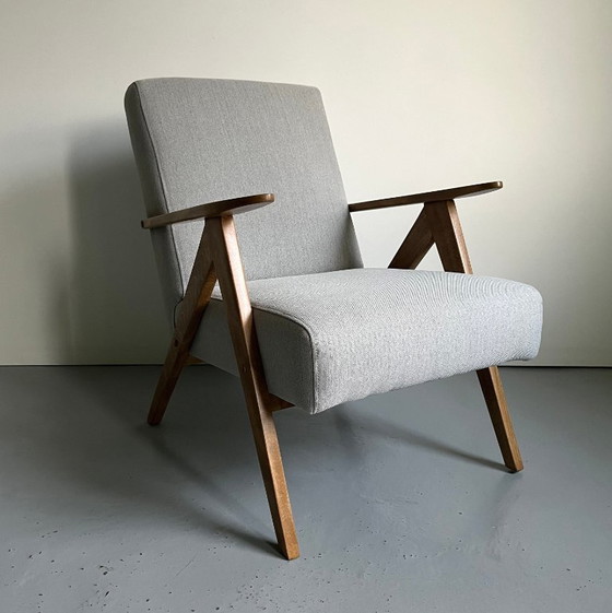 Fauteuil vintage moderne du milieu du siècle : tissu gris et structure en bois de hêtre – Wood (photo 3 of 12)
