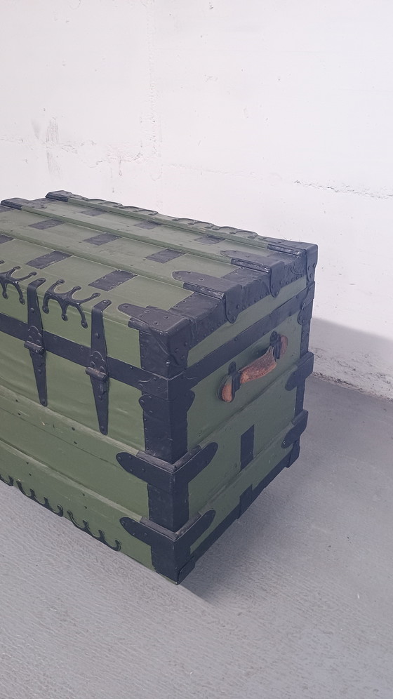 Image 1 of Vieux coffre avec ferrures en métal noir