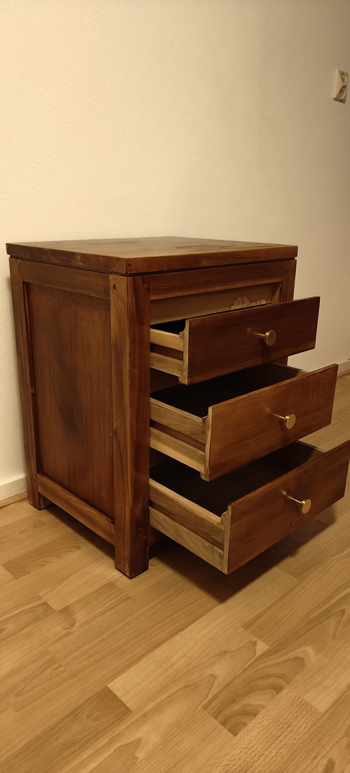 Massivholzschrank mit 3 Schubladen