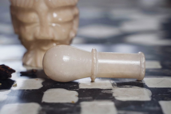 Image 1 of Antico mortaio e pestello orientale in alabastro intagliato, pezzo decorativo in pietra d'epoca